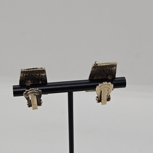 Reinad gold tone textured clip on earrings with green cabochons - Picture 2 of 4